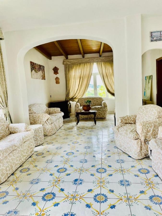 Elegante salotto interno con pavimento in maioliche di Vietri