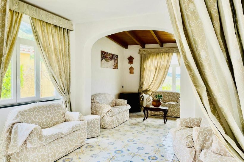 Elegante salotto con divani e pavimento in maioliche