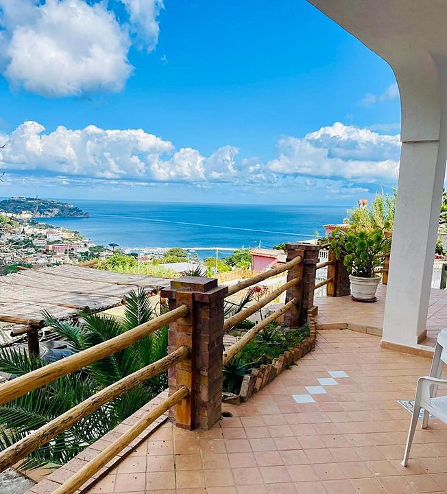 Terrazza panoramica con ringhiera in legno affacciata sulla baia d'Ischia